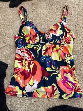 Title Nine Navy Floral tankini top 38C built in bra never worn